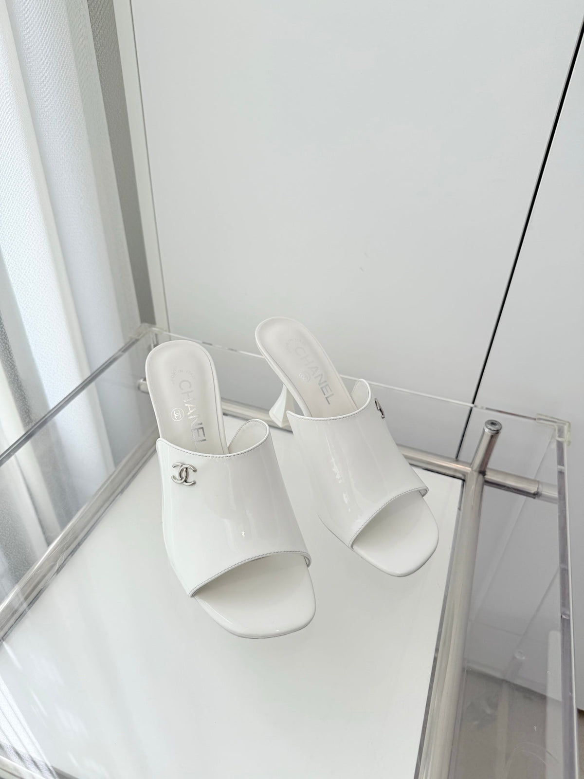Chanel 26 Sandal 90 White in Patent Leather 597370