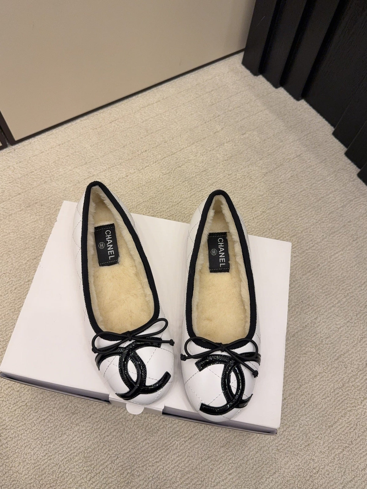 CC 26 Shearling Ballet Flat White Beige Cowhide Wool 588919
