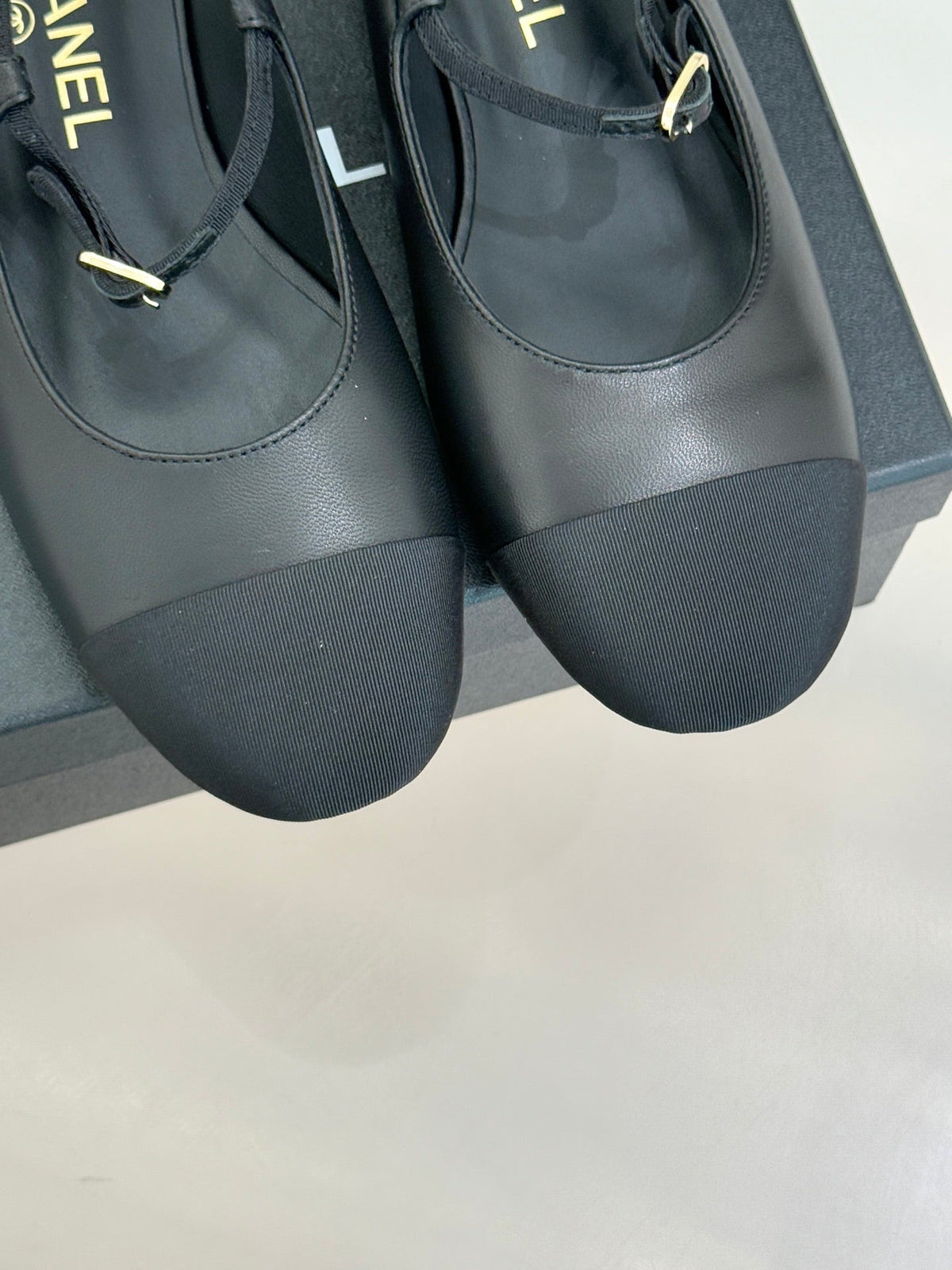 26C Two-tone Double C Flat Shoes Black Sheeskin 557688