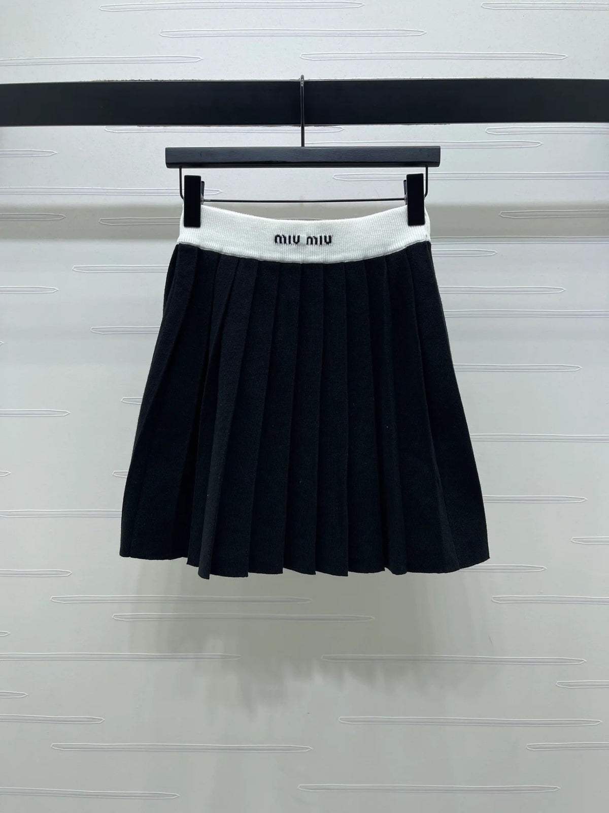 Miumiu 2026 Crew Neck Knit Short-sleeved Pleated Skirt Set Wool 352667