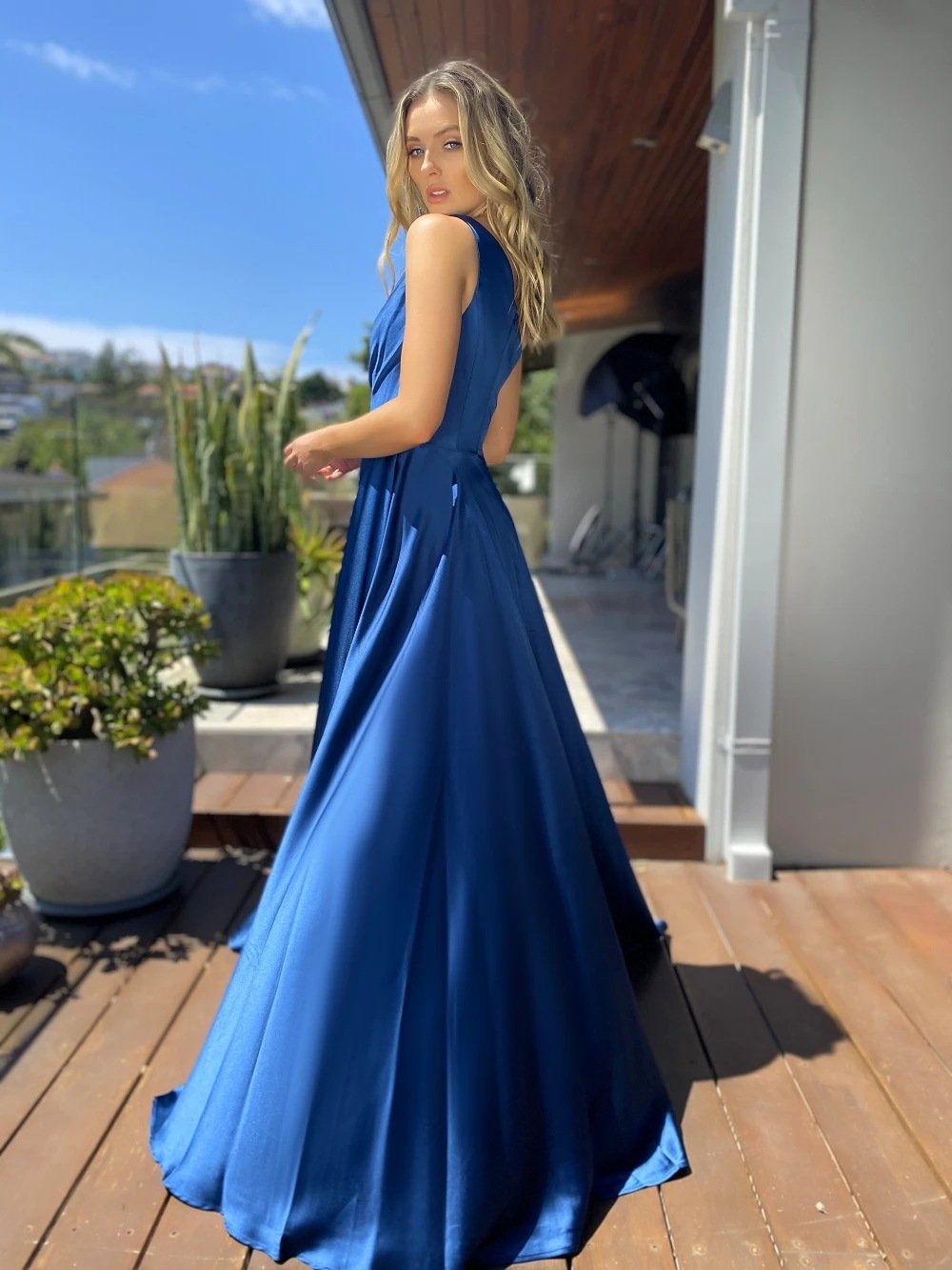 Sexy Slant Shoulder Slim Dress Large Swing Dress