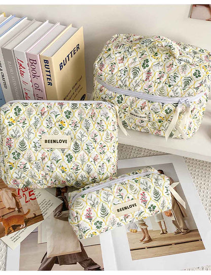 Simple Flower Print Quilted Portable Makeup Bag