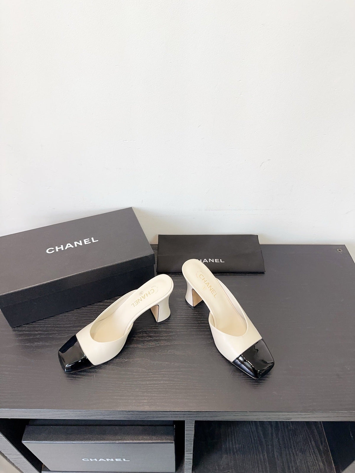CC 26s Half-Slip Black White Patent Leather 596641