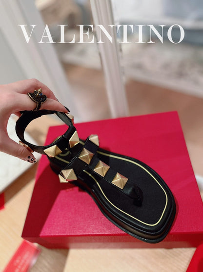 ROCKSTUD THONG SANDALS IN BLACK CALFSKIN