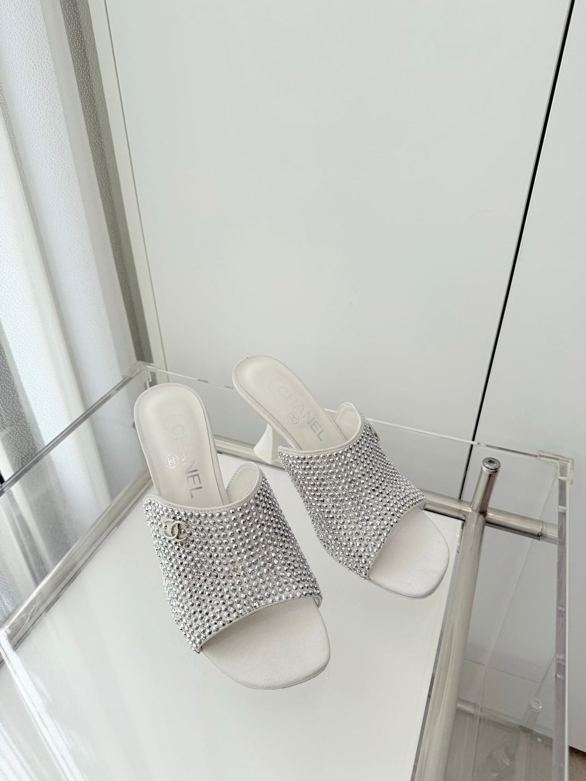 CC 26 Sandal 90 White Rhinstone Deer Hide 597377