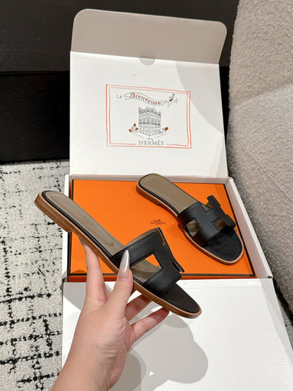 HM 25 Oran Sandal Black Epsom Etoupe Calfskin