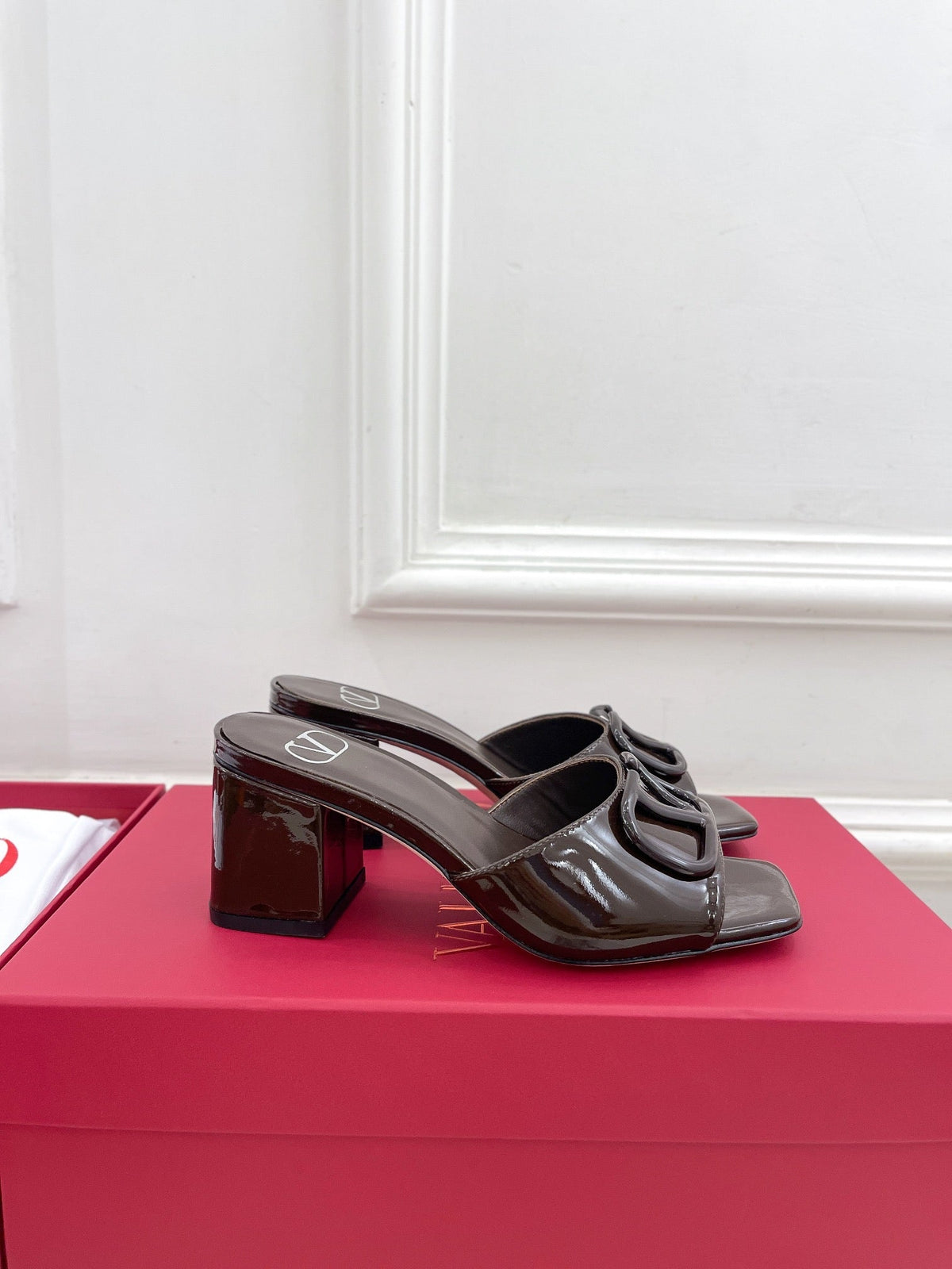 Vlogo 60 Patent Sandal Brown Leather