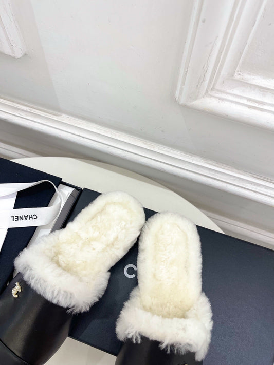CC 25K Double C Pearl Fur Slippers Black White Calfskin Shearing 586997