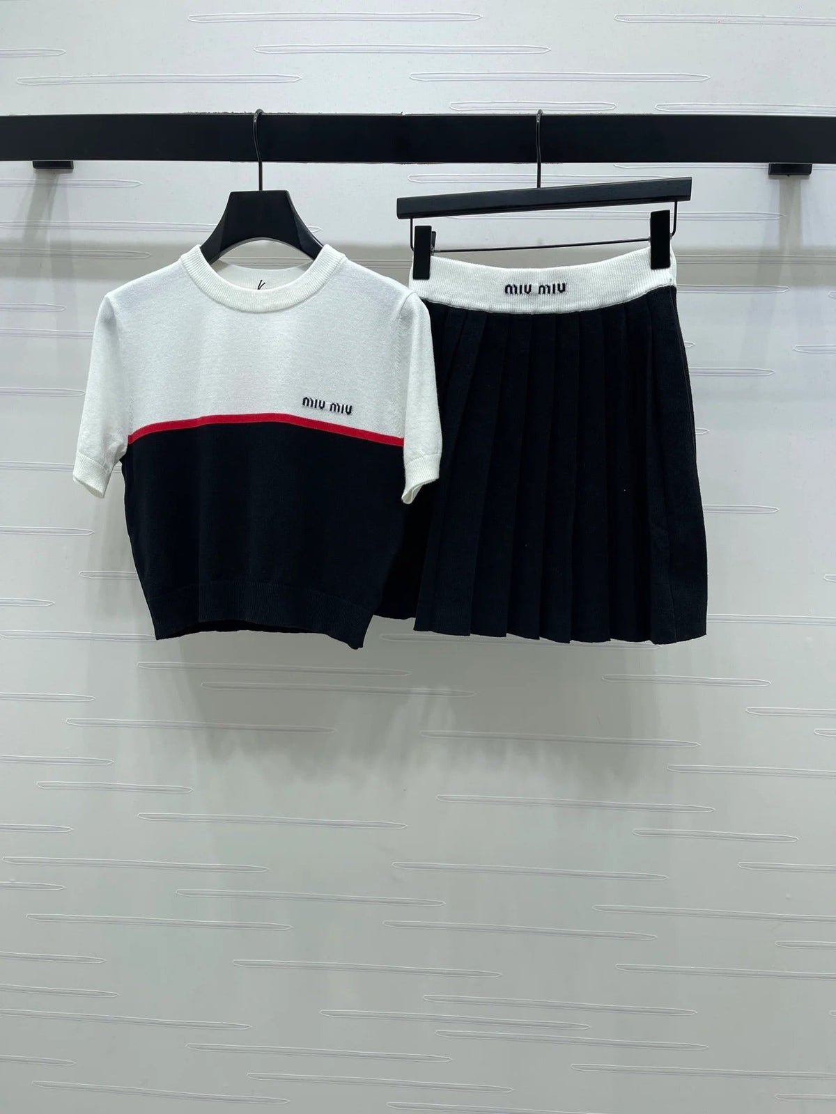 Miumiu 2026 Crew Neck Knit Short-sleeved Pleated Skirt Set Wool 352667