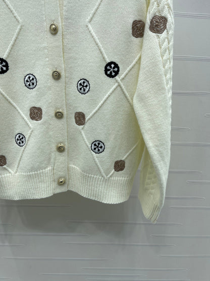 CHANEL 26 DIAMOND-PATTERNED LONG-SLEEVE WHITE CARDIGAN 335386
