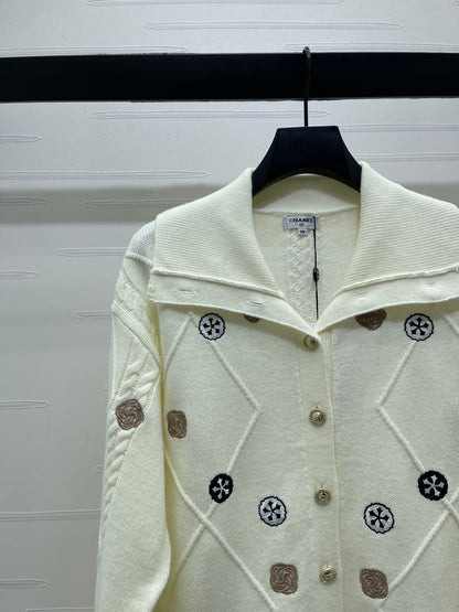 CHANEL 26 DIAMOND-PATTERNED LONG-SLEEVE WHITE CARDIGAN 335386