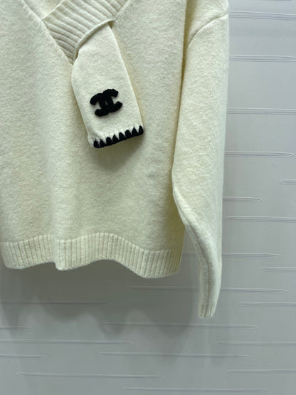 CHANEL 26 SCALF & V-NECK WHITE SWEATER 335372