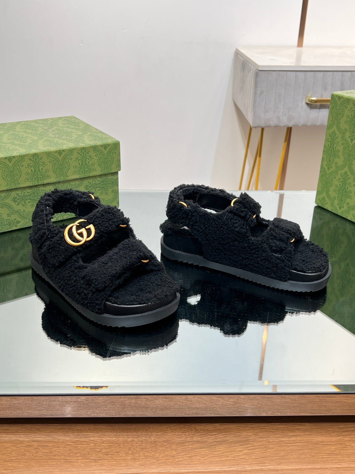 DAD SANDALS IN BLACK FLEECE