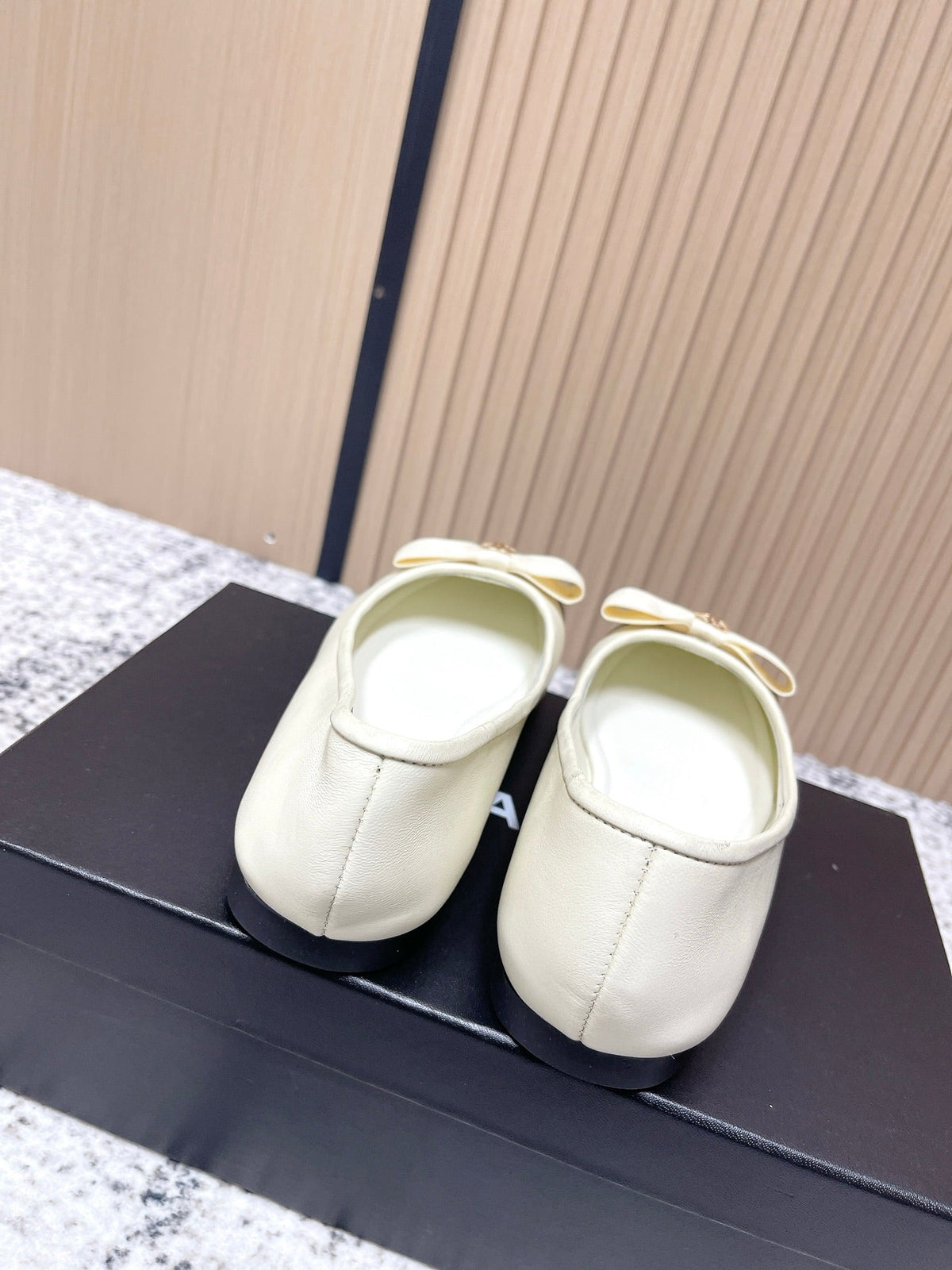 Chanel Interlocking CC Logo White Black Ballet Flat in Lambskin 591389