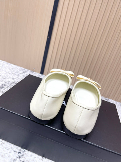 Chanel Interlocking CC Logo White Black Ballet Flat in Lambskin 591389