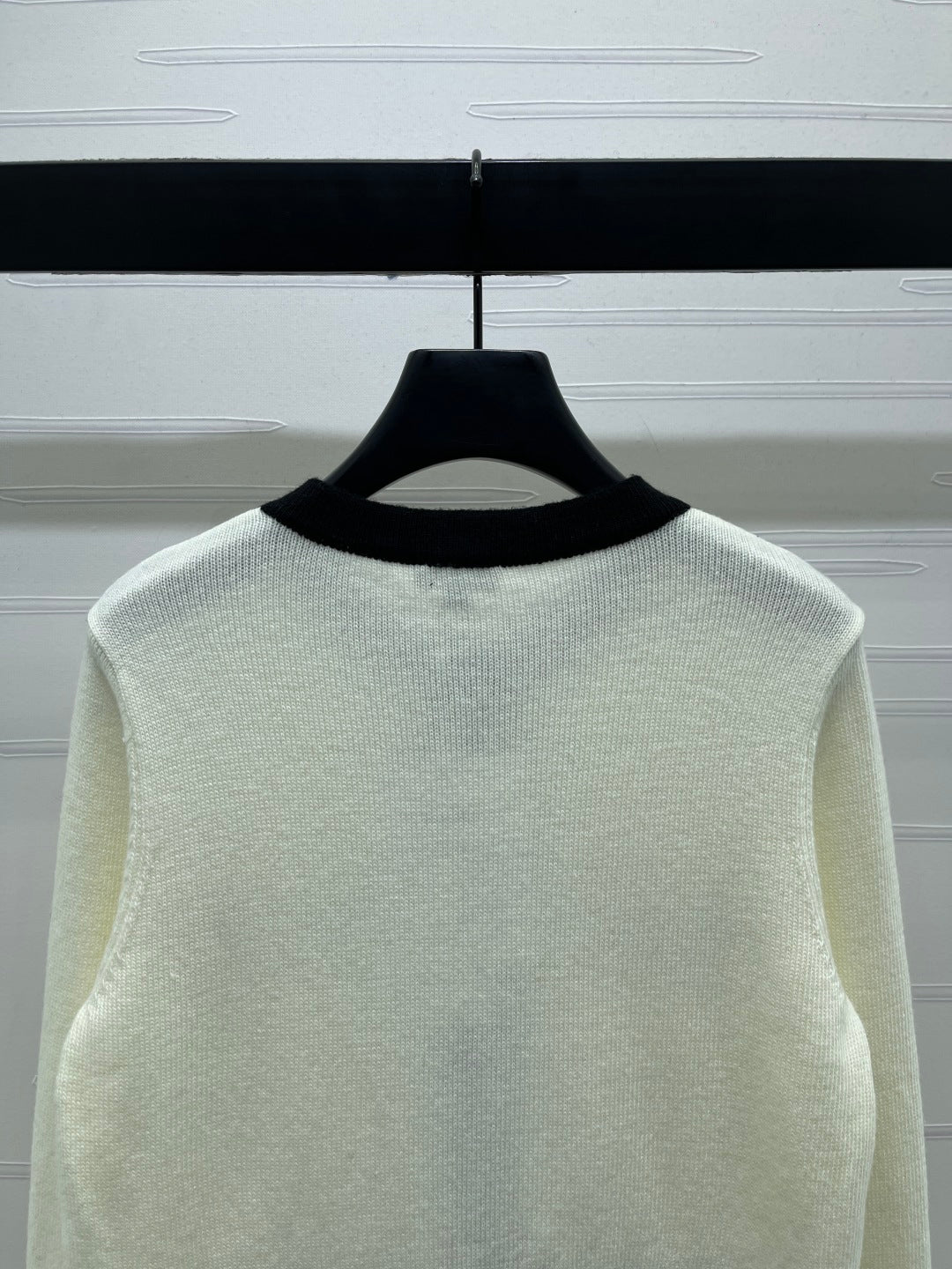 CC 25F Round-Neck Knitted Long-Sleeved Cardigan White Wool