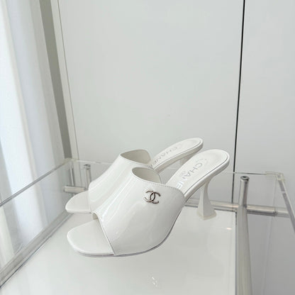Chanel 26 Sandal 90 White in Patent Leather 597370