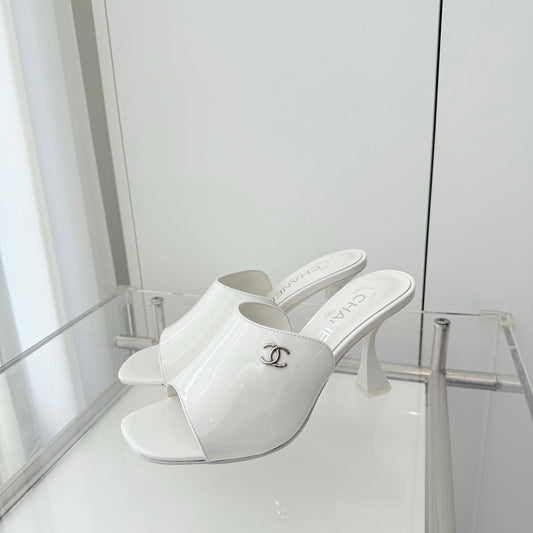 Chanel 26 Sandal 90 White in Patent Leather 597370
