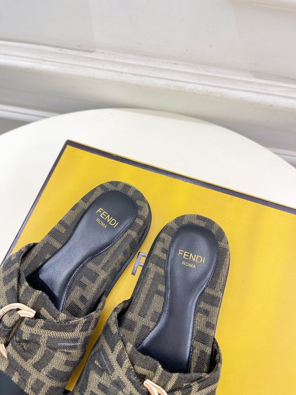 FENDI FLAT SLIPPER IN CEDAR BROWN MIX BLACK MONOGRAM JACQUARD FABRIC WITH GOLD HARDWARE