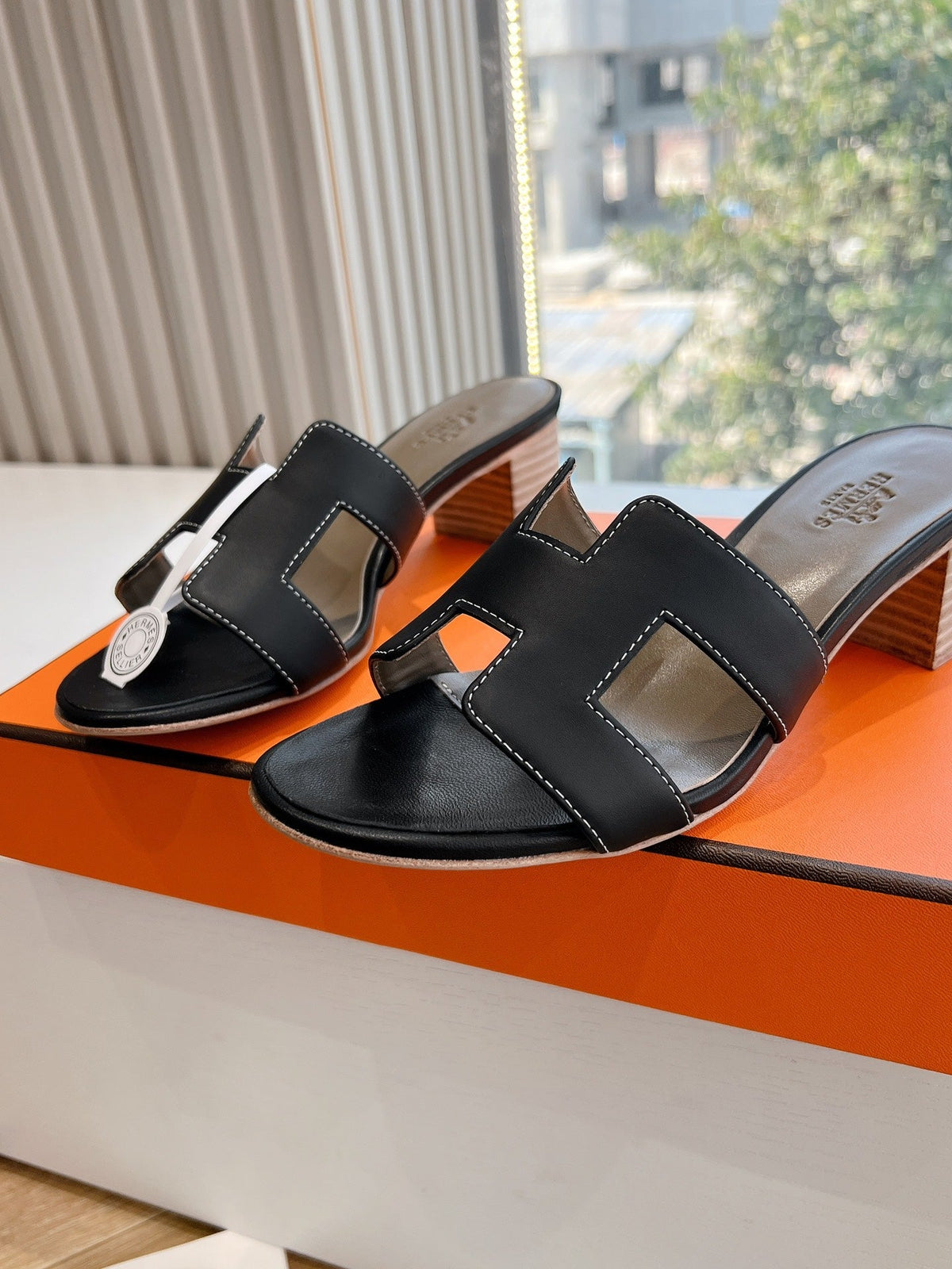 OASIS SANDAL IN BLACK CALFSKIN