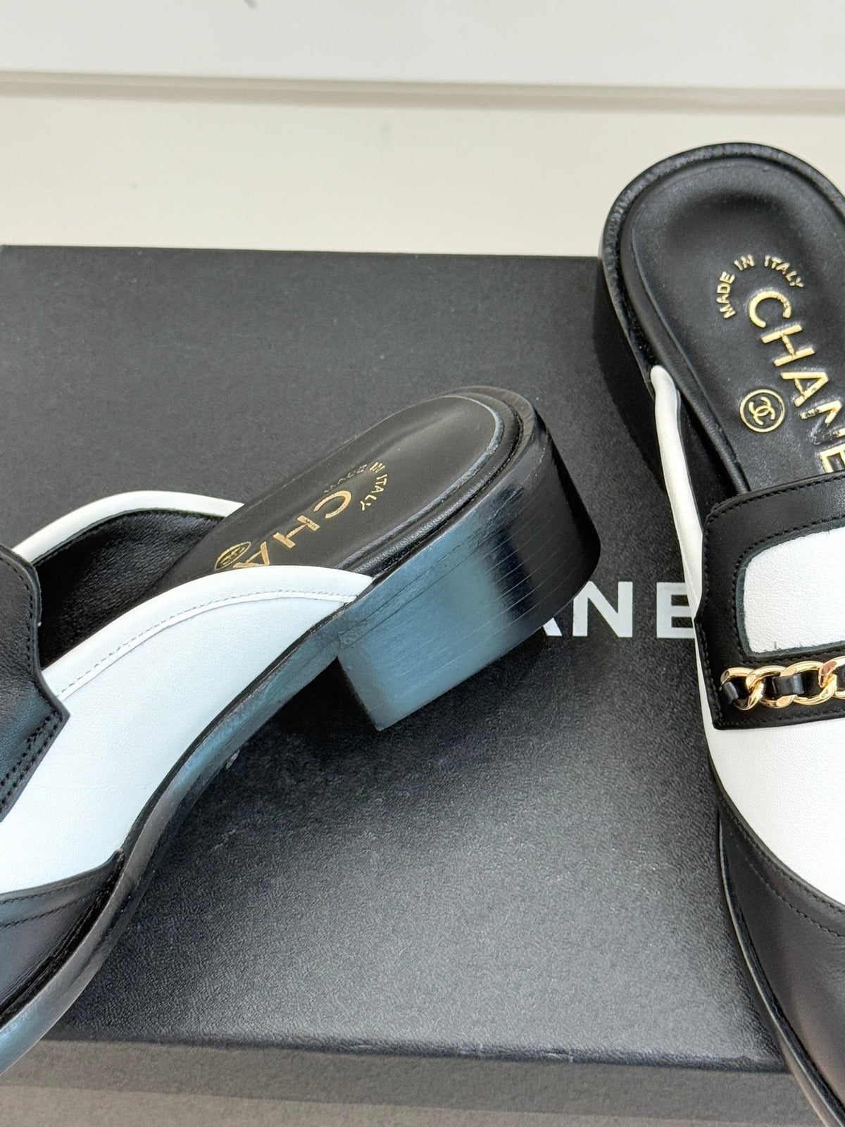 CC 25s Double C Buckle Half-Length Slippers Black White Calfskin 557702