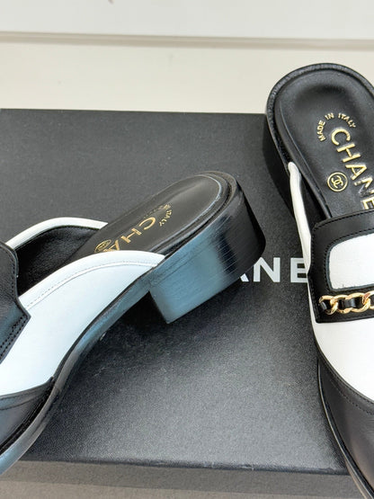 CC 25s Double C Buckle Half-Length Slippers Black White Calfskin 557702