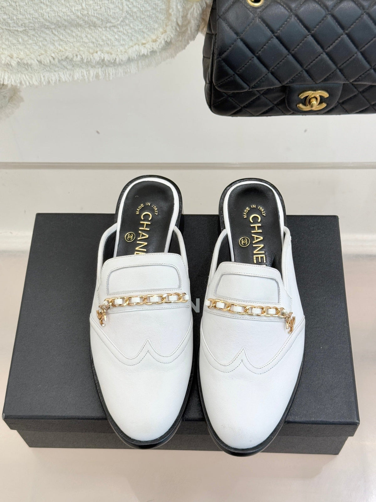 CC 25s Double C Buckle Half-Length Slippers White Calfskin 557700