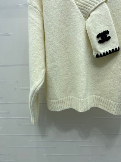 CHANEL 26 SCALF & V-NECK WHITE SWEATER 335372