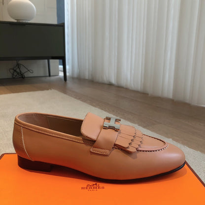 Royal Loafer Beige Perlino Calfskin With Fringe Detail And Silver Signature Buckle 509417