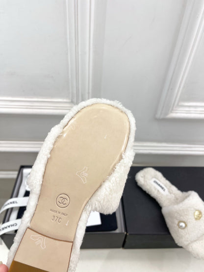 CC 25K Double C Pearl Fur Slippers White Shearing 587001