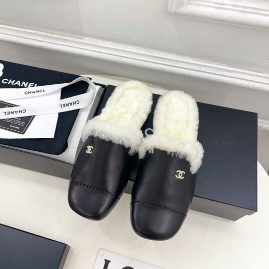 CC 25K Double C Pearl Fur Slippers Black White Calfskin Shearing 586997