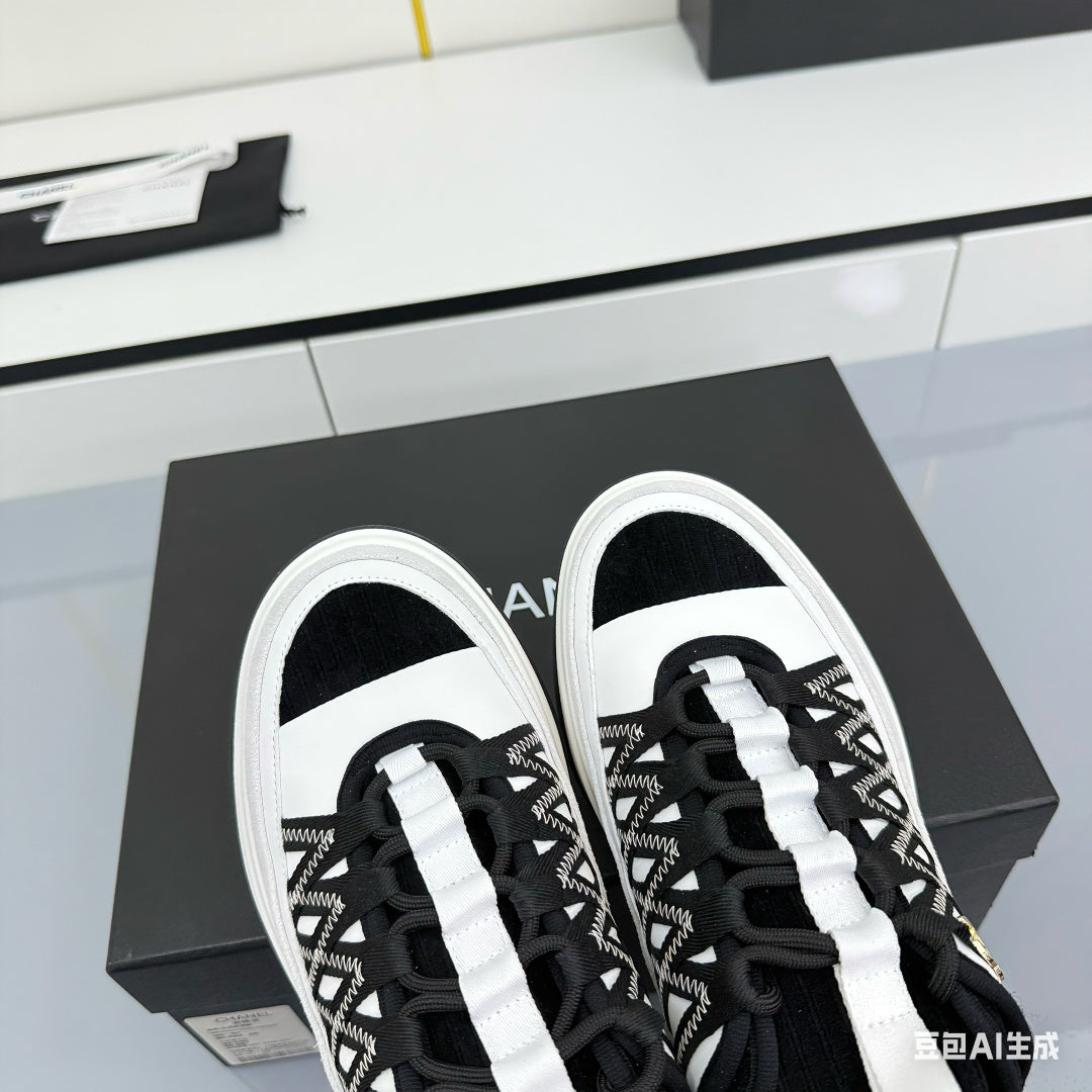 CC 25 Boutiques Sneaker Black White Light Grey Suede Fabric