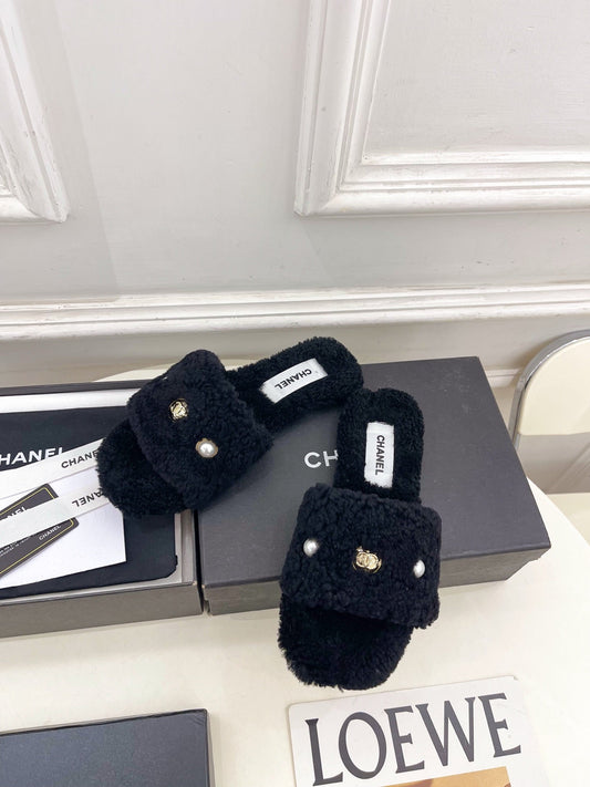 CC 25K Double C Pearl Fur Slippers Black Shearing 587000