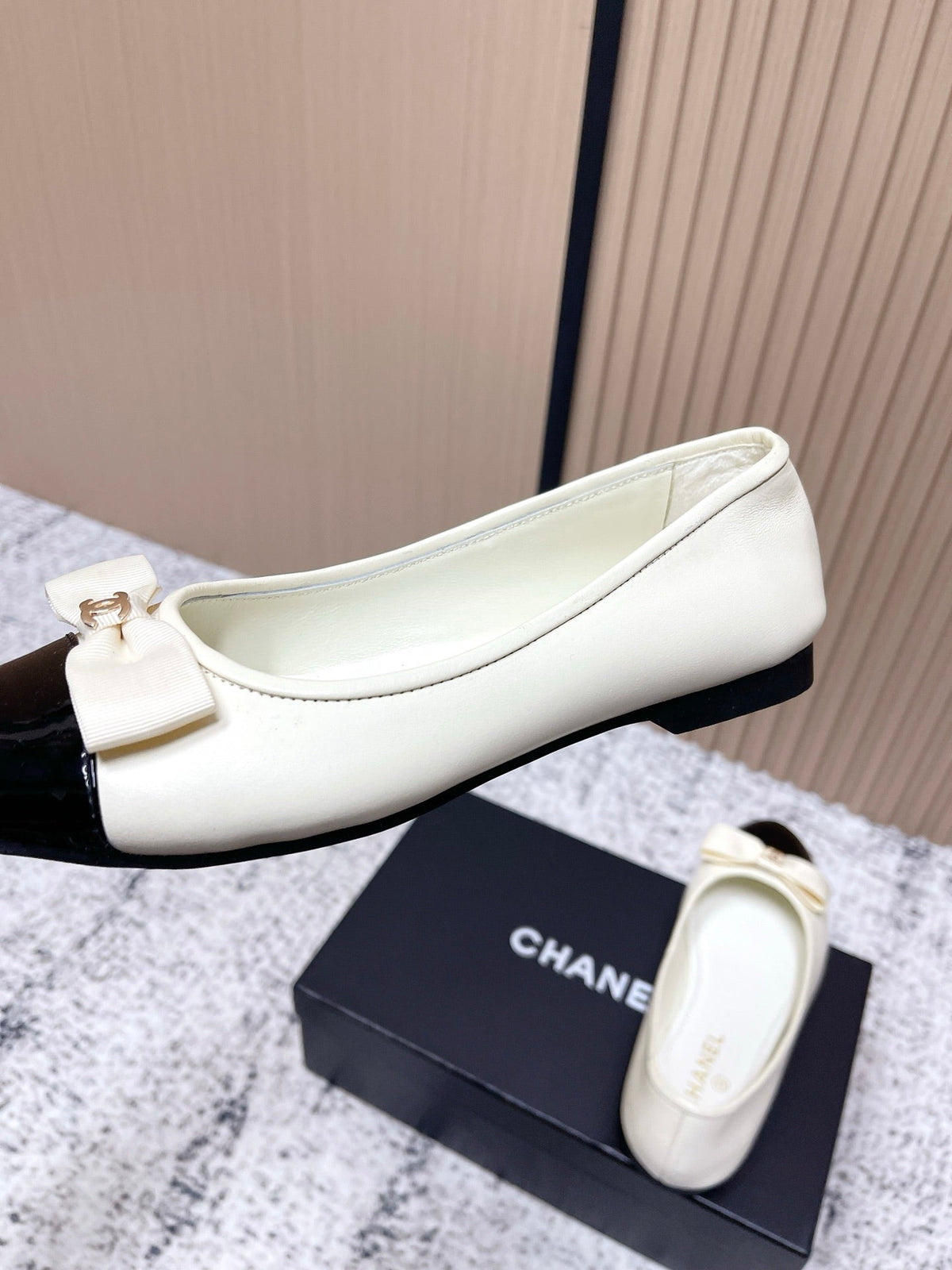 Chanel Interlocking CC Logo White Black Ballet Flat in Lambskin 591389