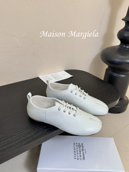 Maison Margiela Split-Toe White Mary Jane Flat in Sheepskin 580460