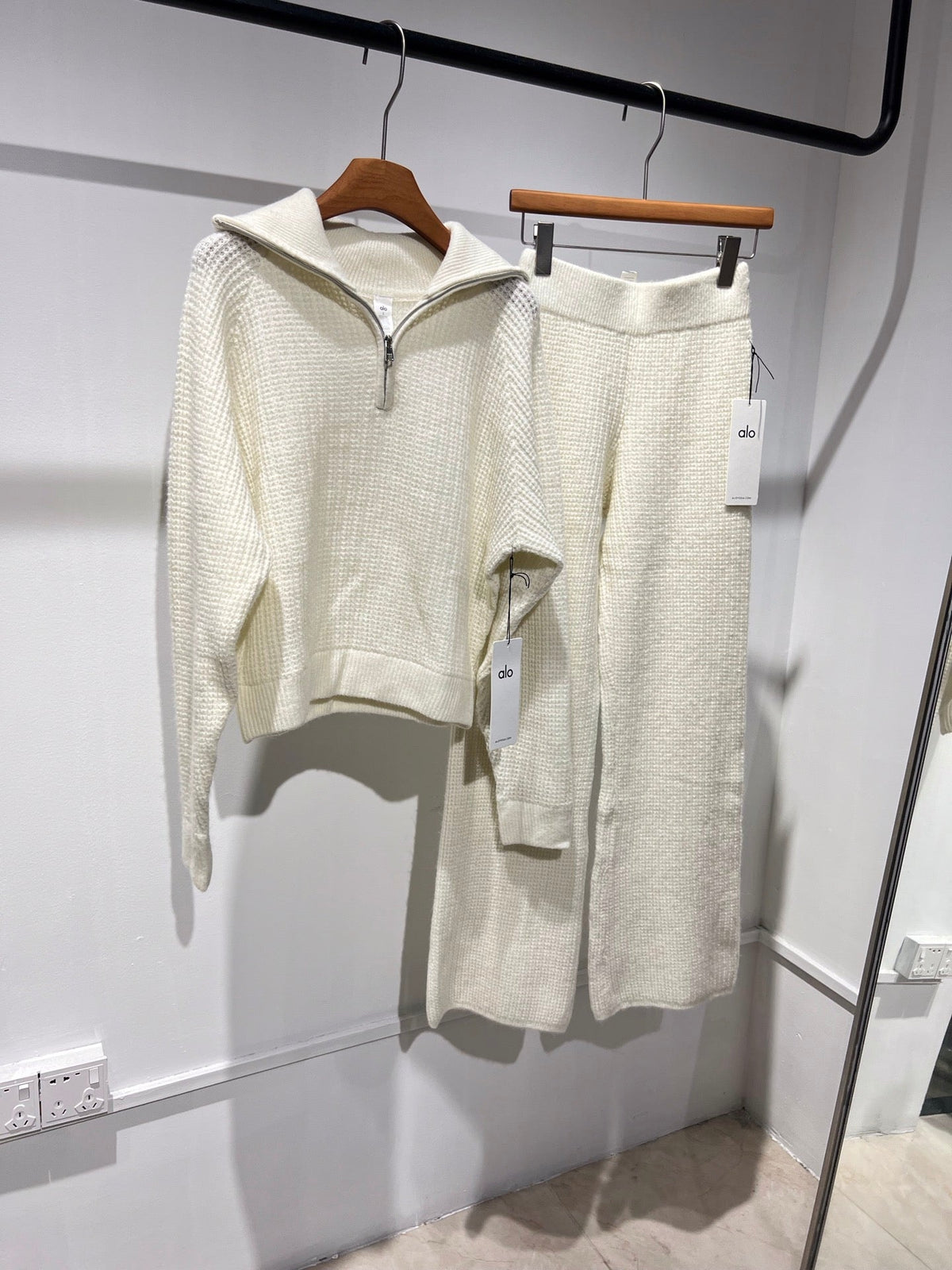 Alo Yoga Cashmere Plush Waffle