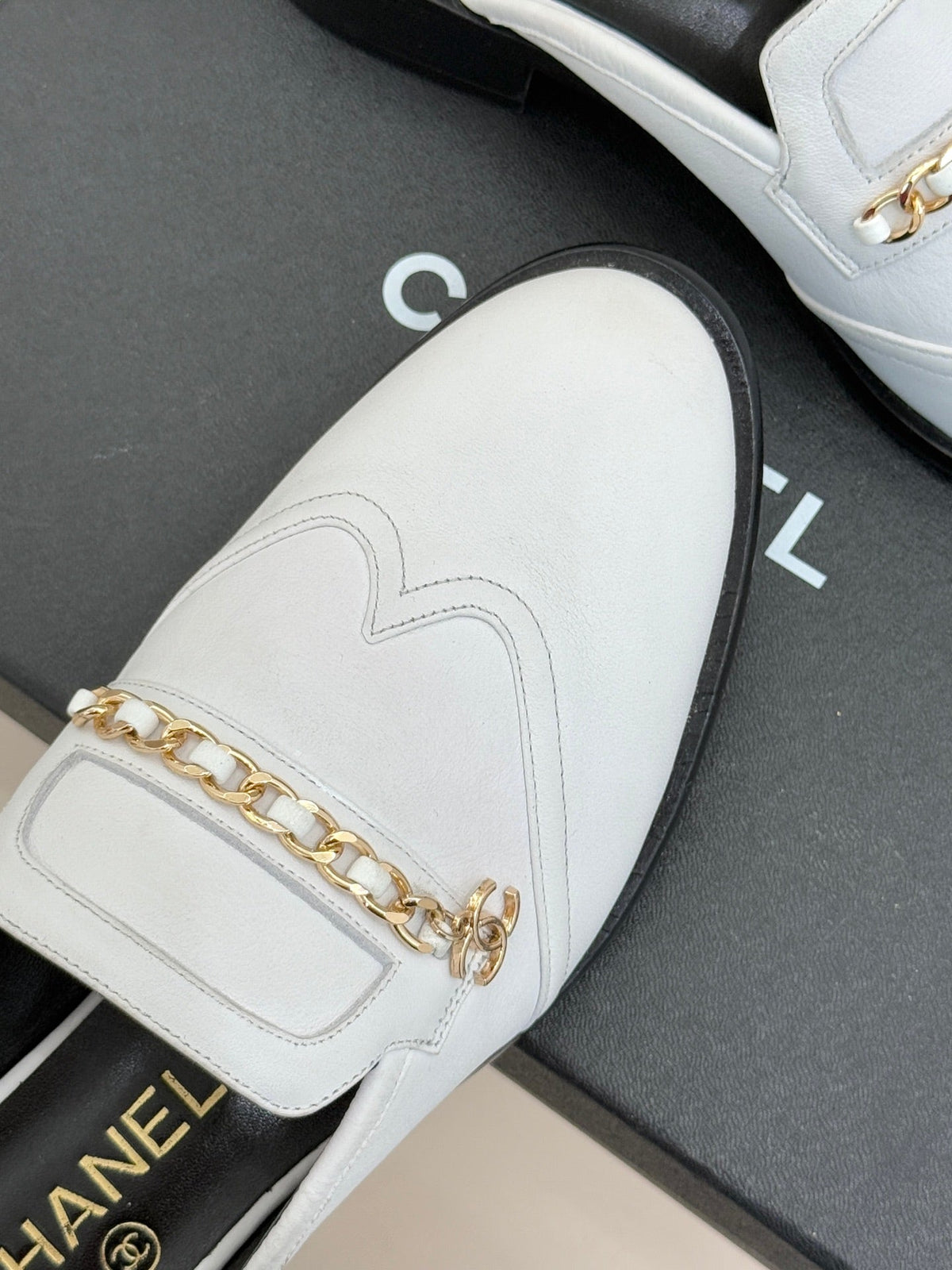 CC 25s Double C Buckle Half-Length Slippers White Calfskin 557700