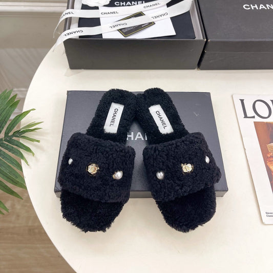 CC 25K Double C Pearl Fur Slippers Black Shearing 587000