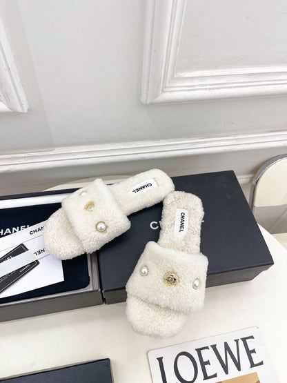 CC 25K Double C Pearl Fur Slippers White Shearing 587001