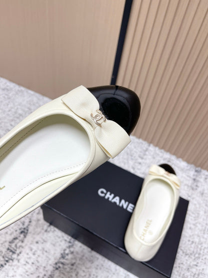 Chanel Interlocking CC Logo White Black Ballet Flat in Lambskin 591389