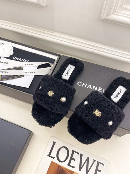 CC 25K Double C Pearl Fur Slippers Black Shearing 587000