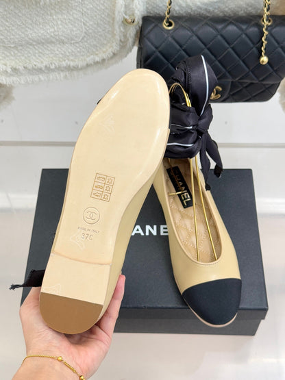 CC 26C Double C Ribbon Flat Shoes Black Beige Cafskin Fabric 557534