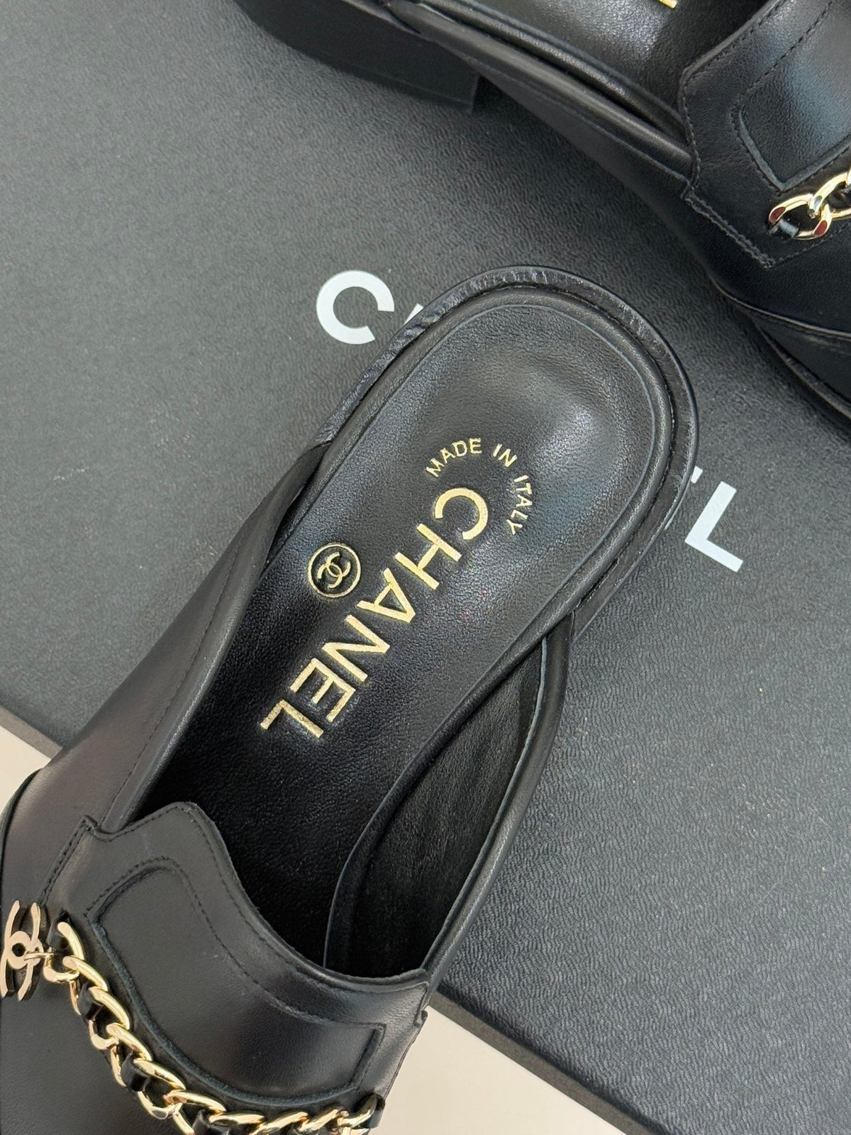 CC 25s Double C Buckle Half-Length Slippers Black Calfskin 557701