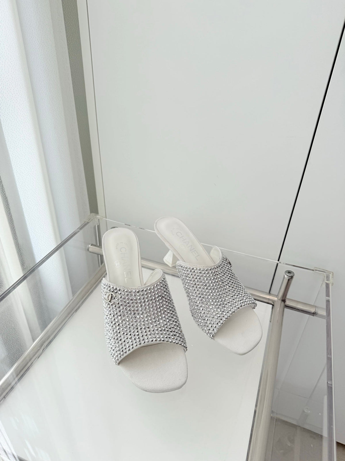 CC 26 Sandal 70 White Rhinstone Deer Hide 597373