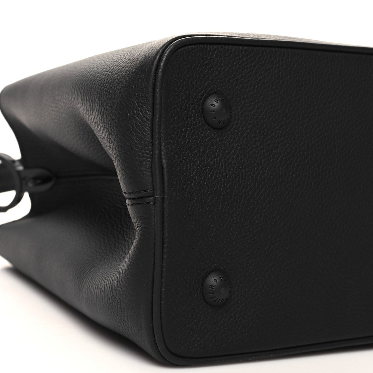 Taurillon Capucines GM Souple Matte Black