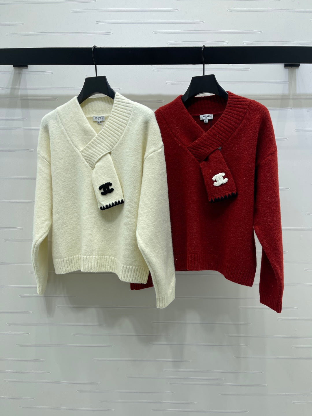 CHANEL 26 SCALF & V-NECK WHITE SWEATER 335372