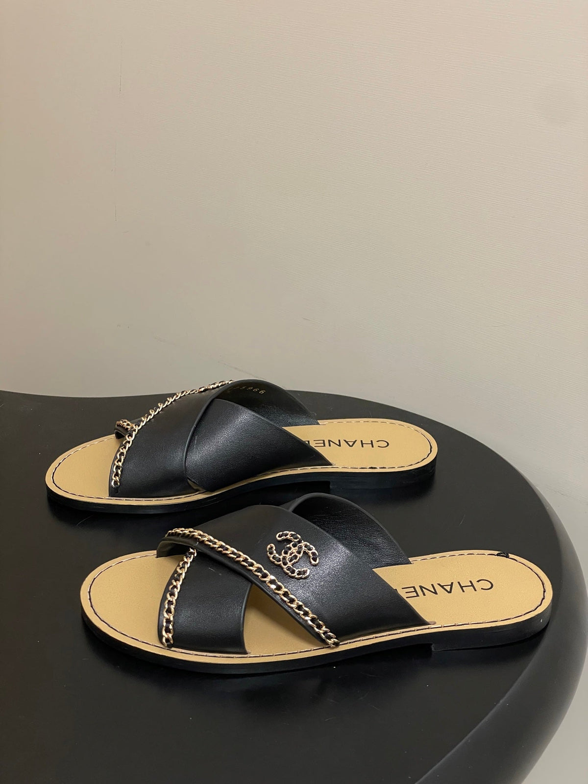 CC 26 Criss-cross Strap Slipper Black Beige Sheepskin 593304