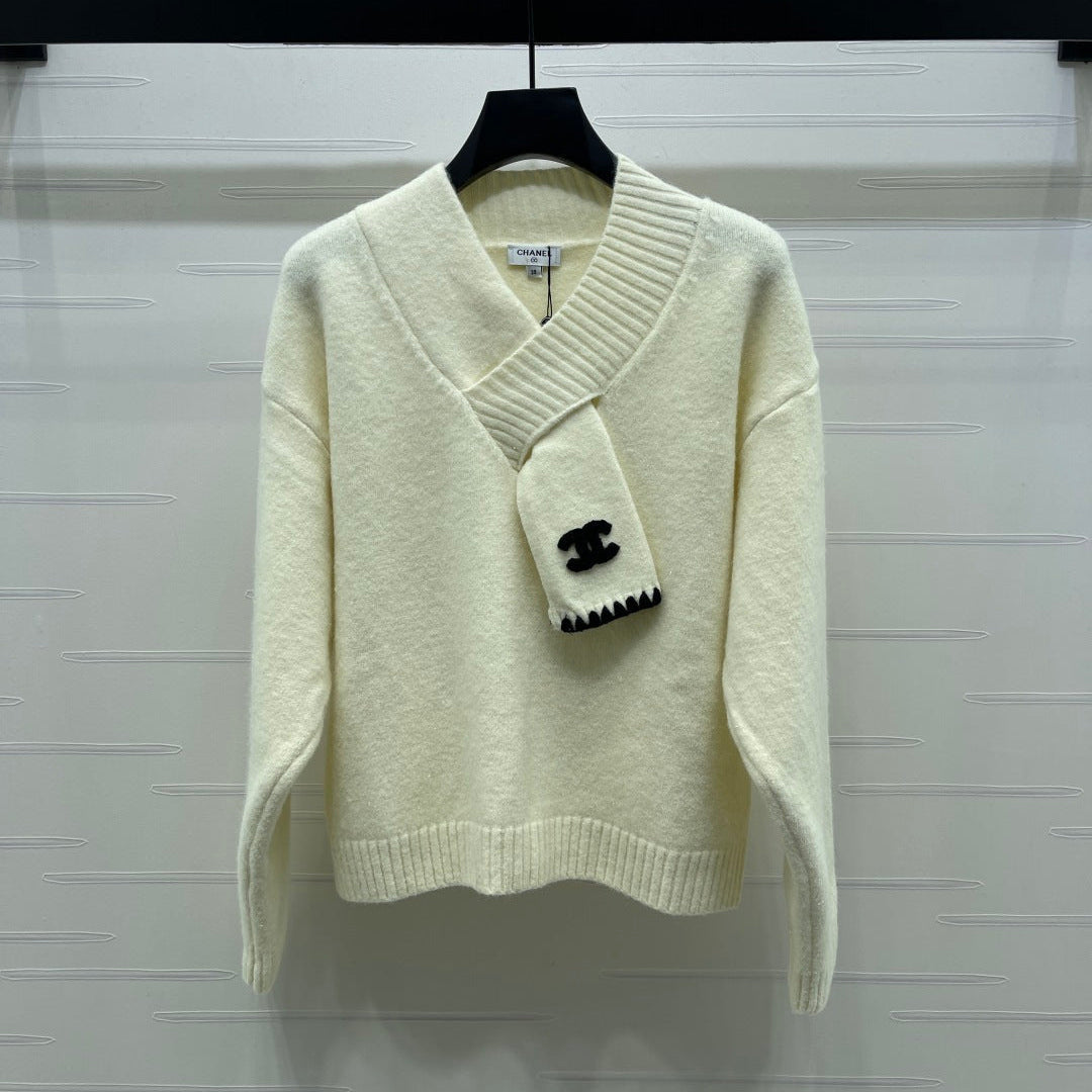 CHANEL 26 SCALF & V-NECK WHITE SWEATER 335372