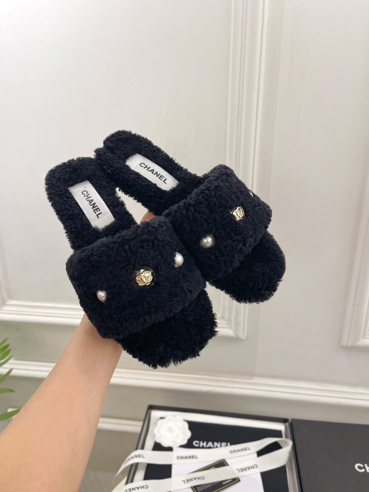 CC 25K Double C Pearl Fur Slippers Black Shearing 587000