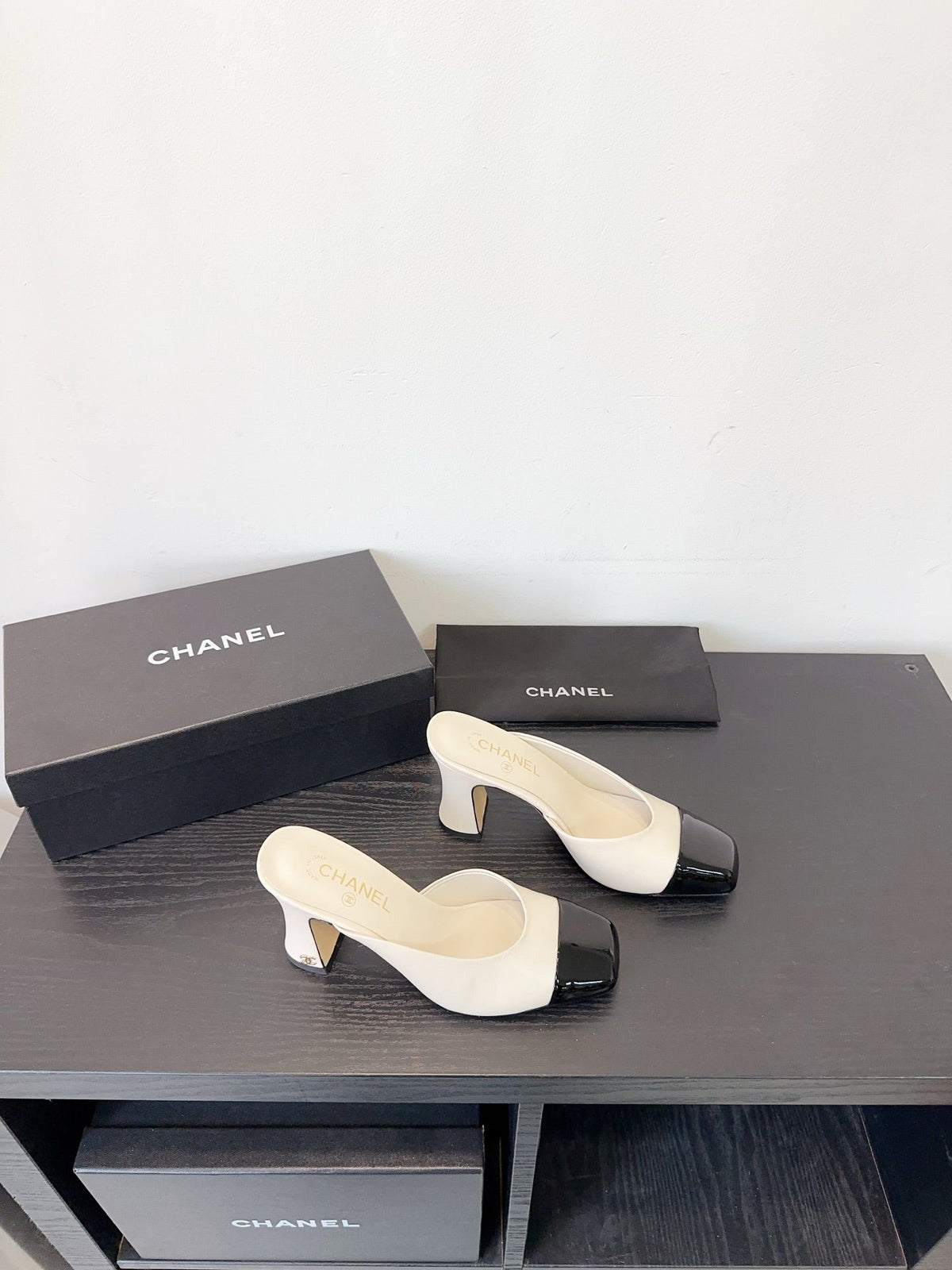 CC 26s Half-Slip Black White Patent Leather 596641